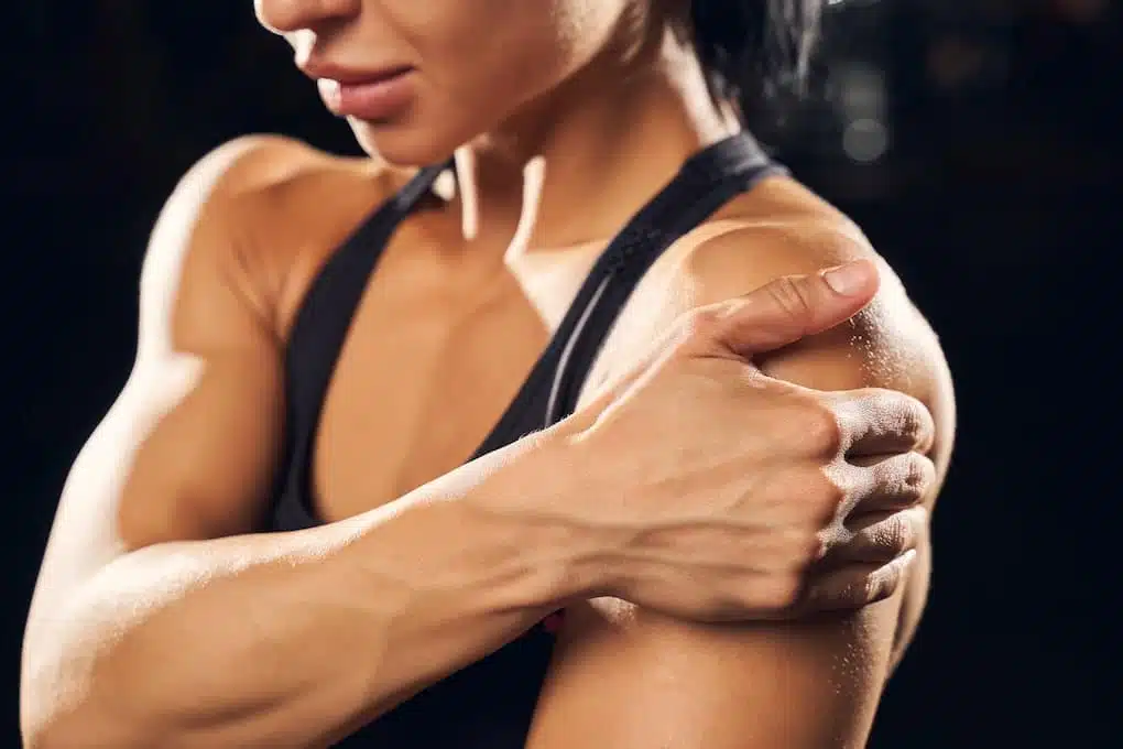 strong woman experiencing shoulder pain